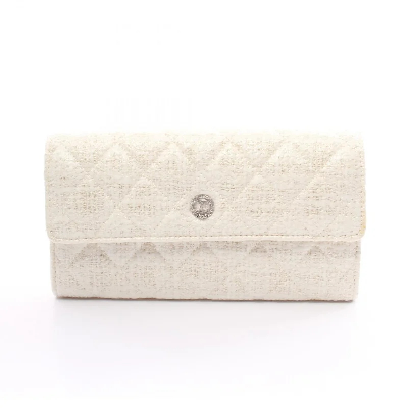 Chanel bags with classic and elegant designsCHANEL Coco Mark Round Long Wallet Fabric Women's White A68809