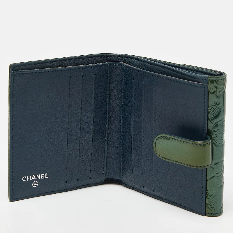 Chanel Chain Strap Handbag for Everyday UseCHANEL Green Patent Leather Symbols Lucky Charm Compact Wallet