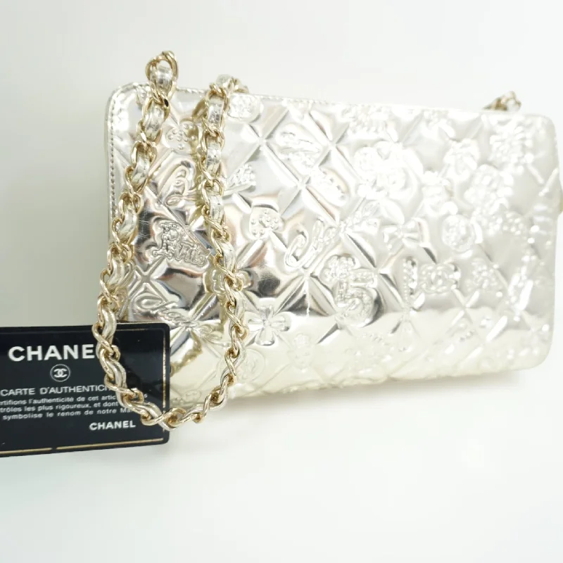 Chanel bags with gold, silver, and pearl accentsChanel Skuldertaske